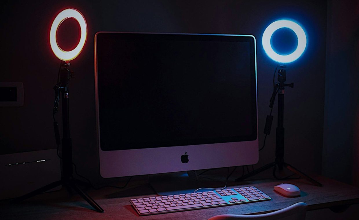 silver imac on brown wooden desk